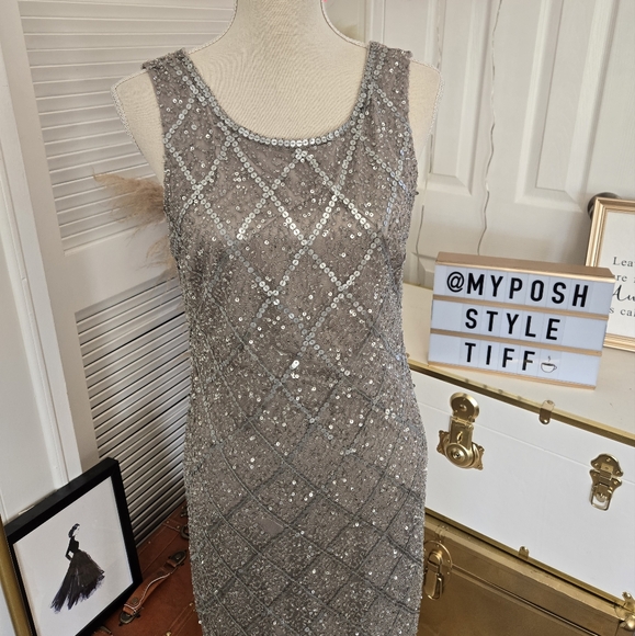 STUNNING SLEEVELESS SILVER SEQUIN MIDI DRESS 🩶✨️ - Picture 2 of 14